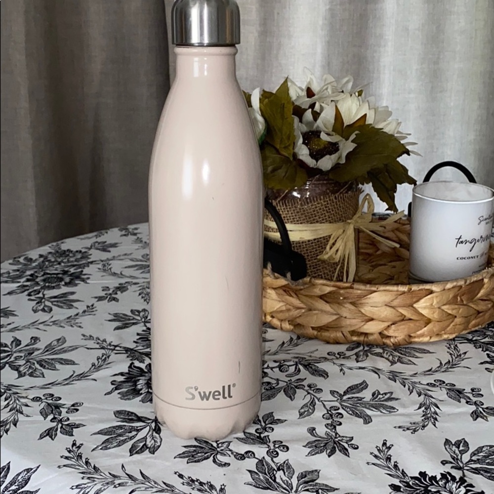 Large tan SWELL insulated water bottle. 25oz